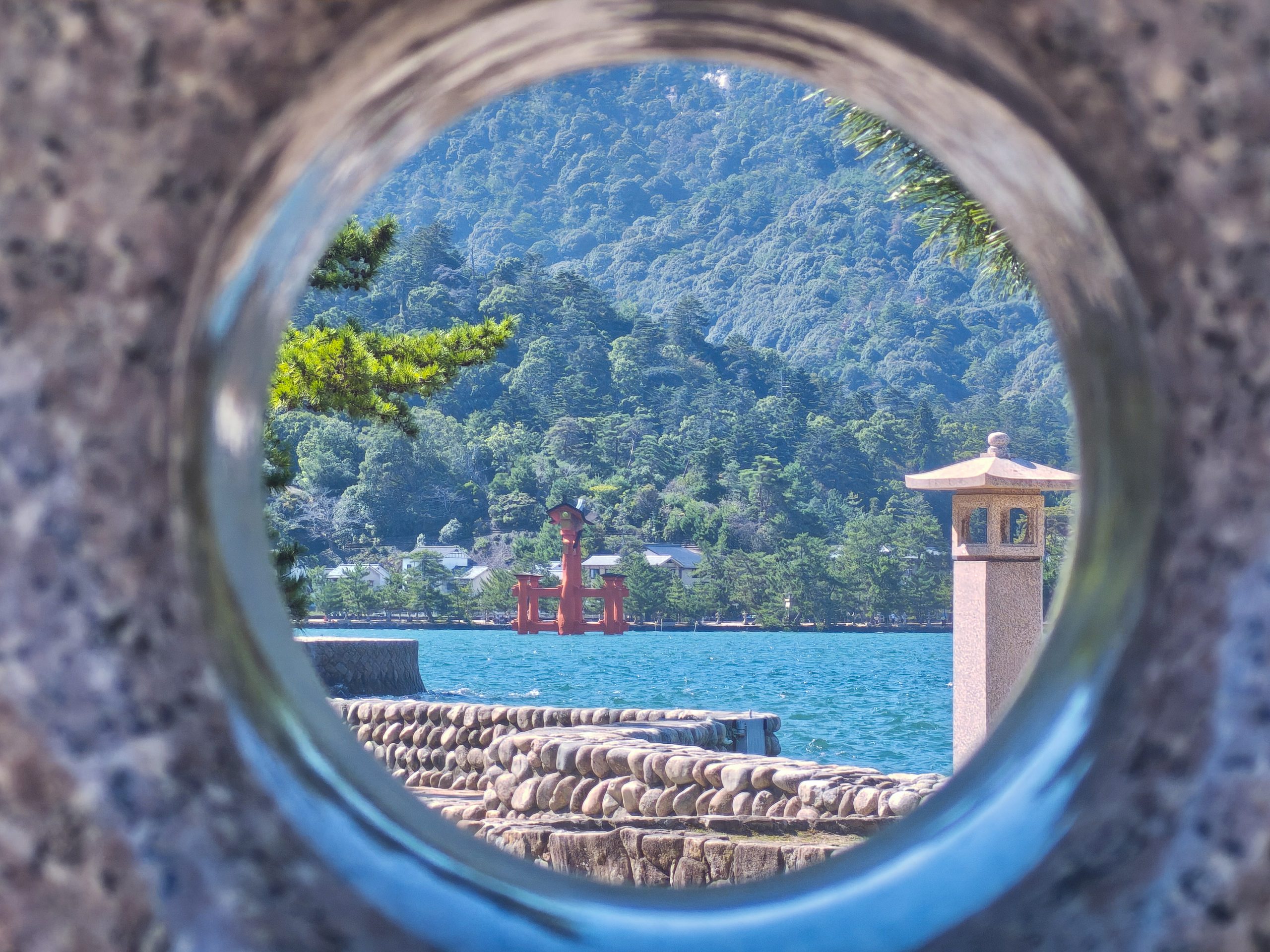世界遺産厳島神社碑から覗く大鳥居