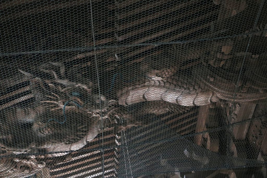 豊川稲荷・奥の院の軒下に施された龍の彫刻は名工・諏訪ノ和四郎の作品