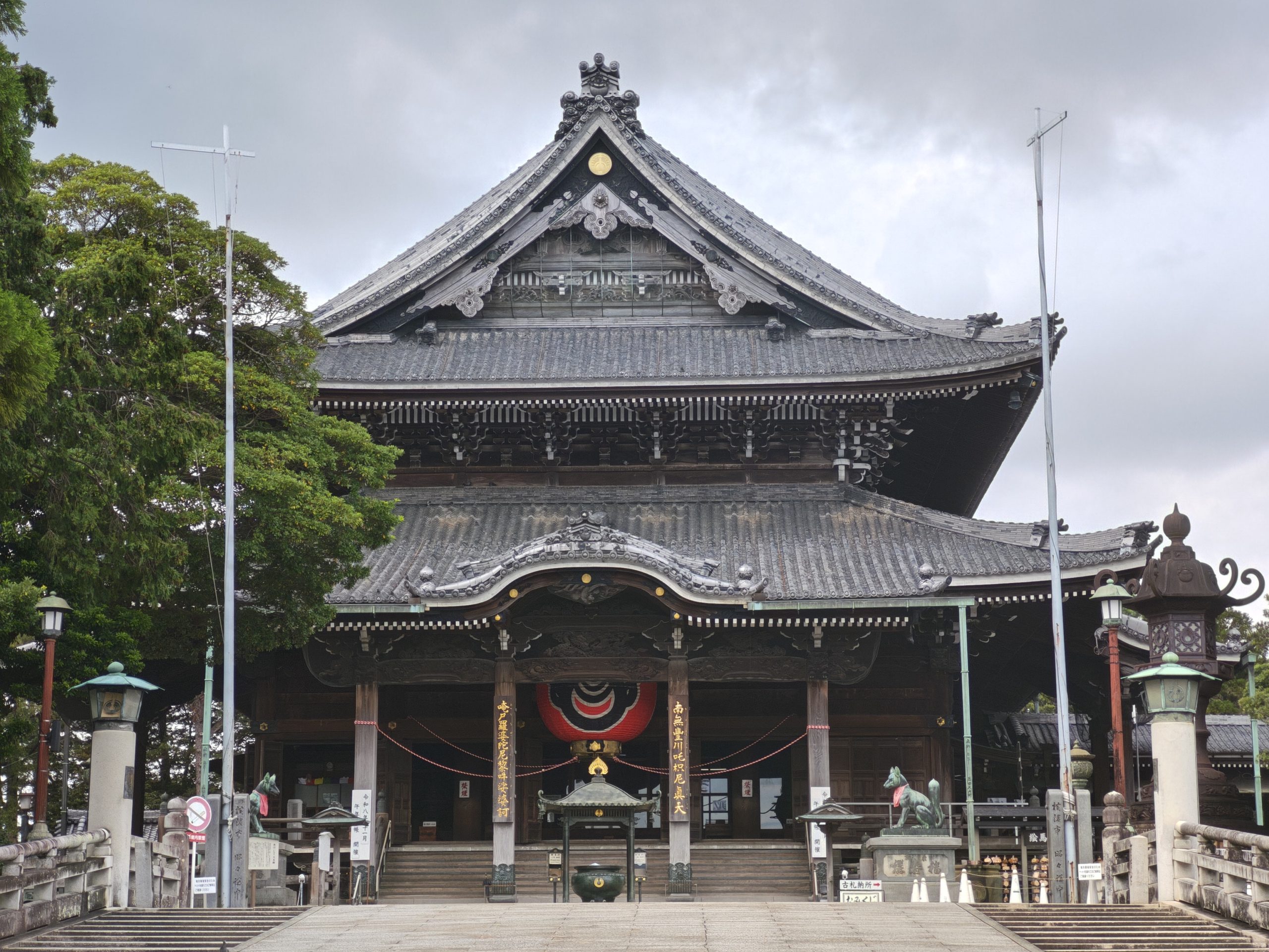 豊川稲荷の本殿全景