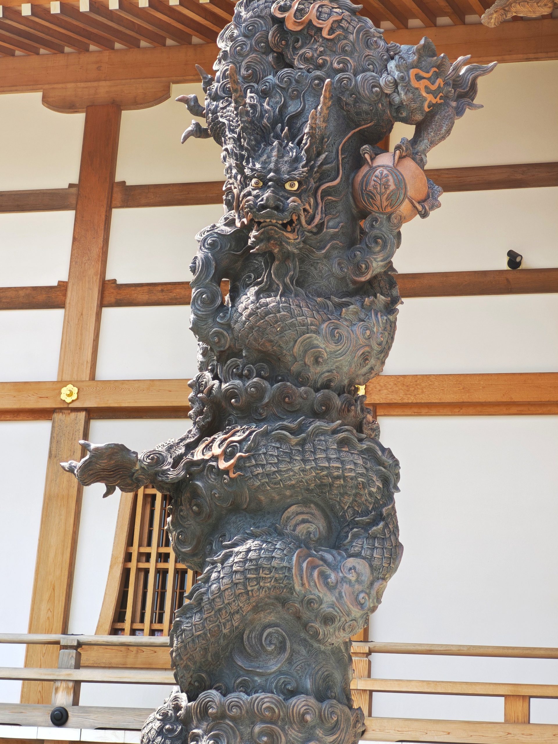 豊川稲荷法堂の龍・左側