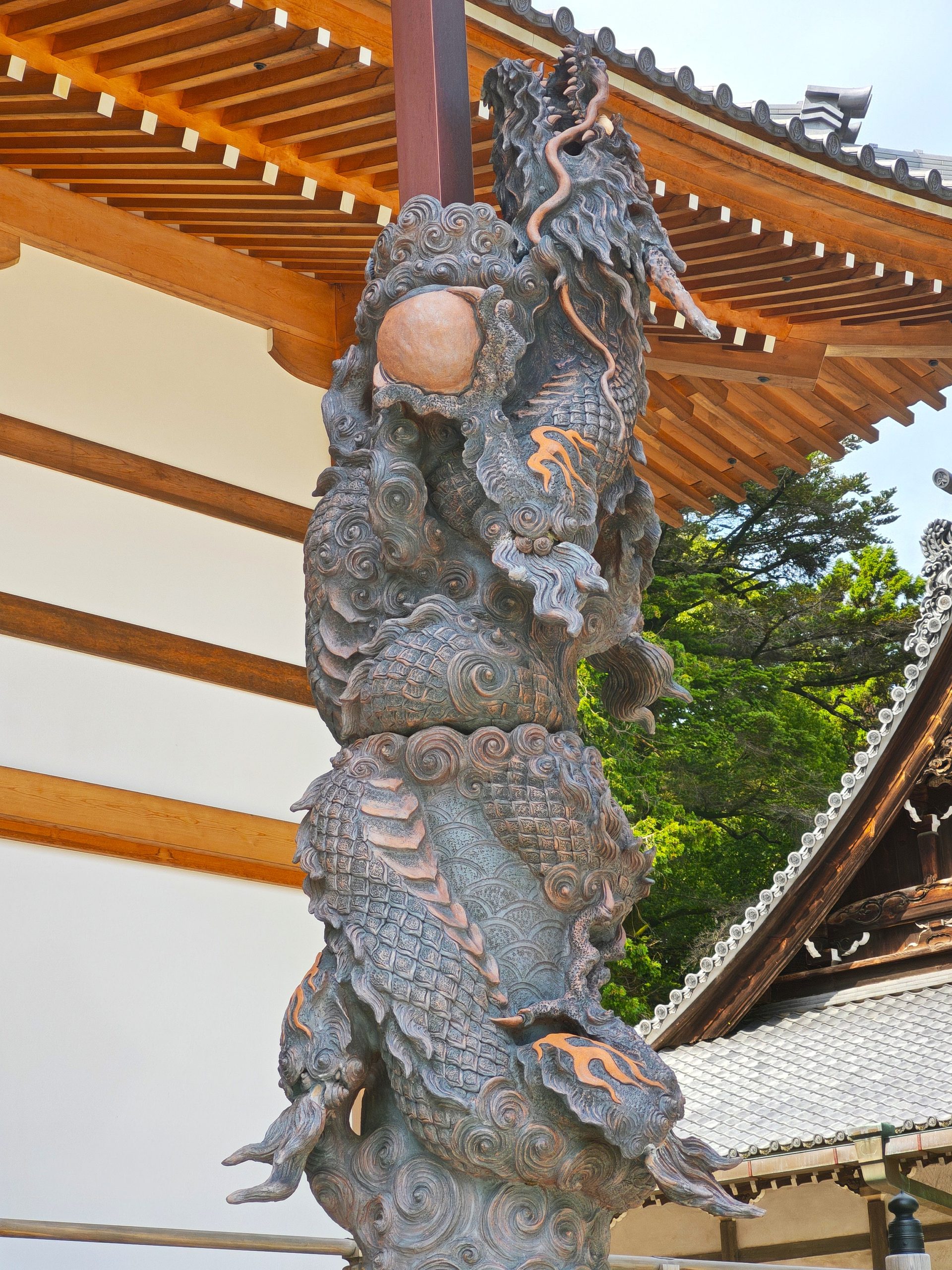 豊川稲荷法堂の龍・右側
