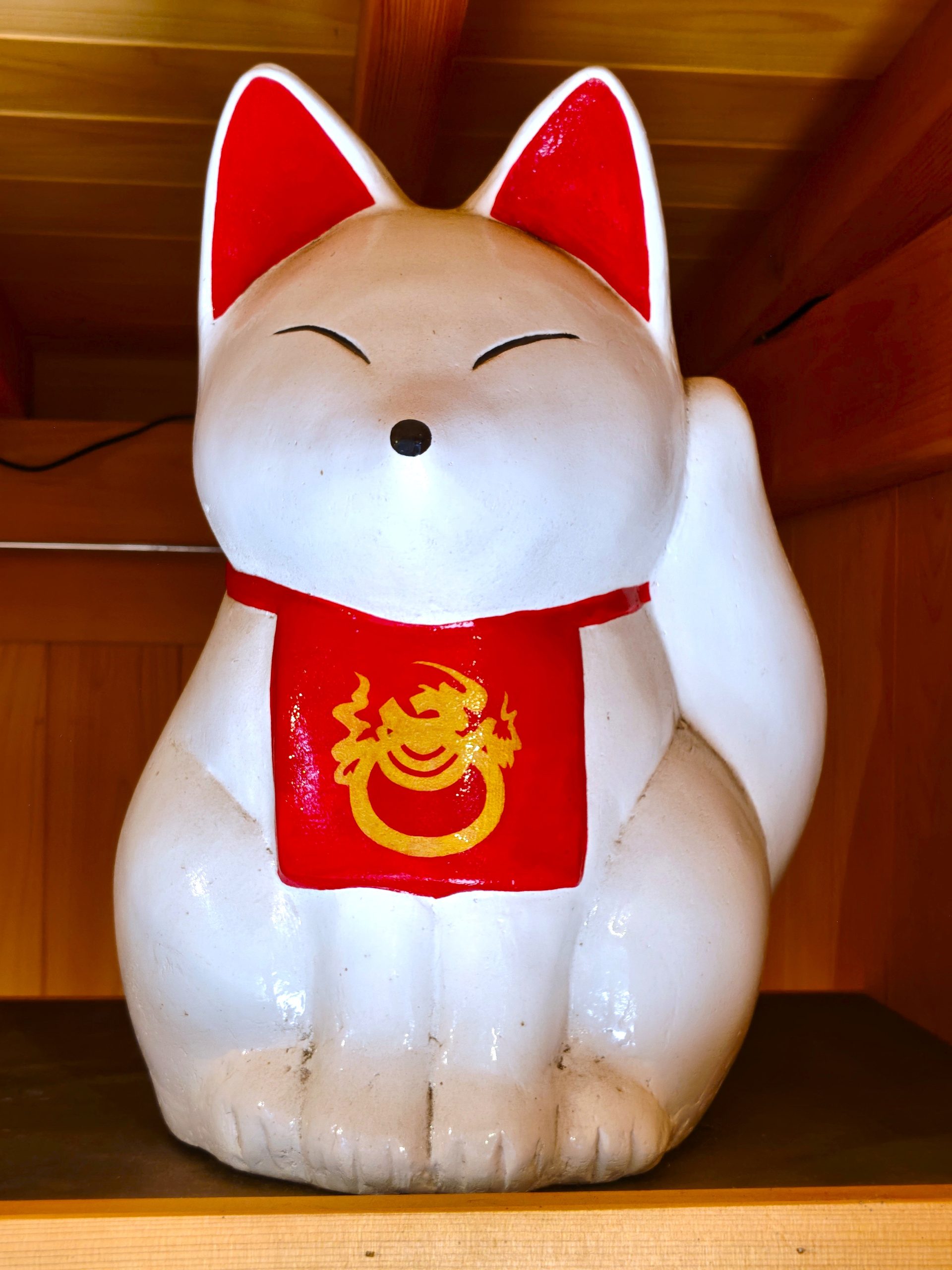 招き猫かと思ったらキツネでした