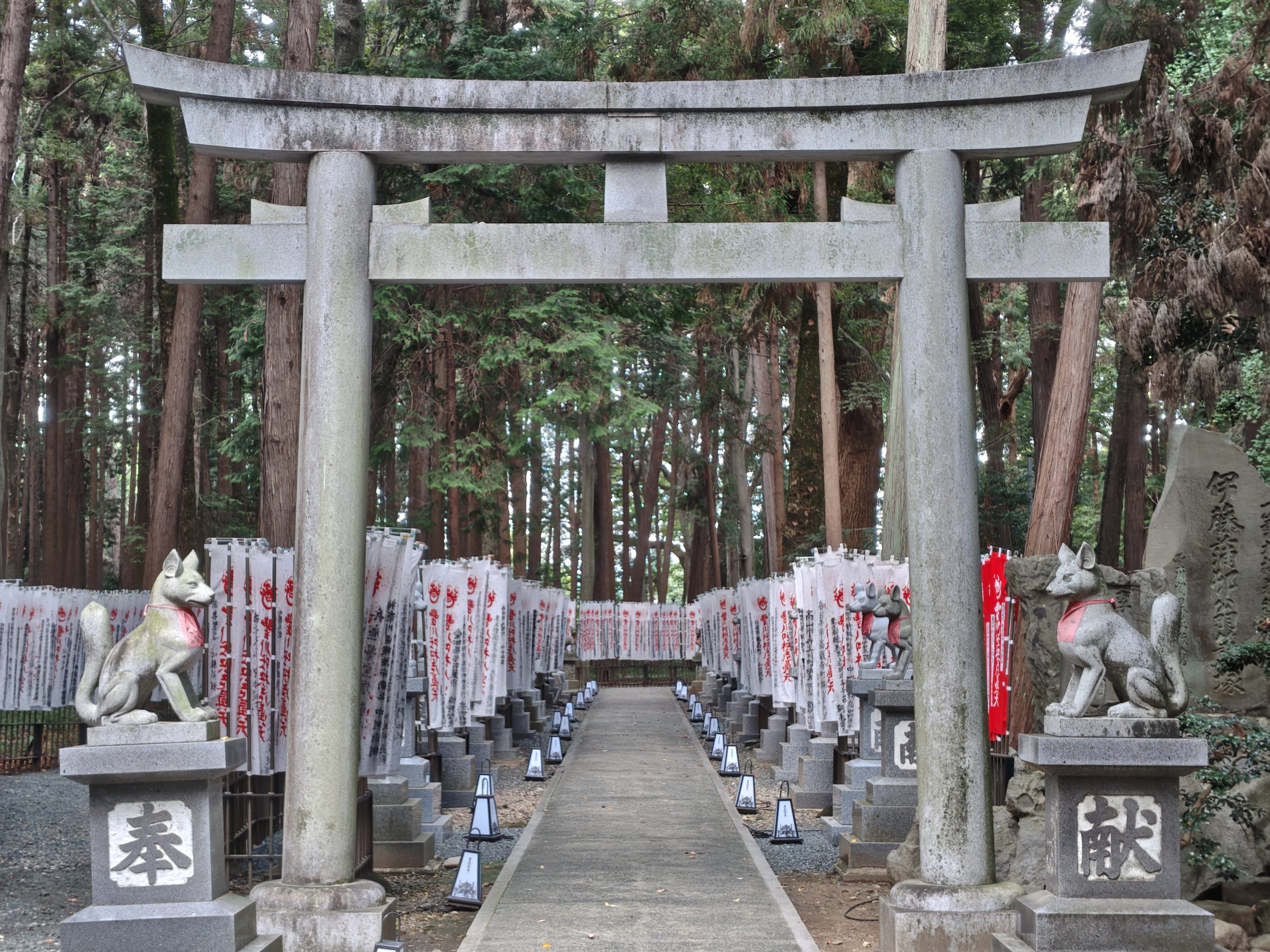 豊川稲荷・霊狐塚の入口