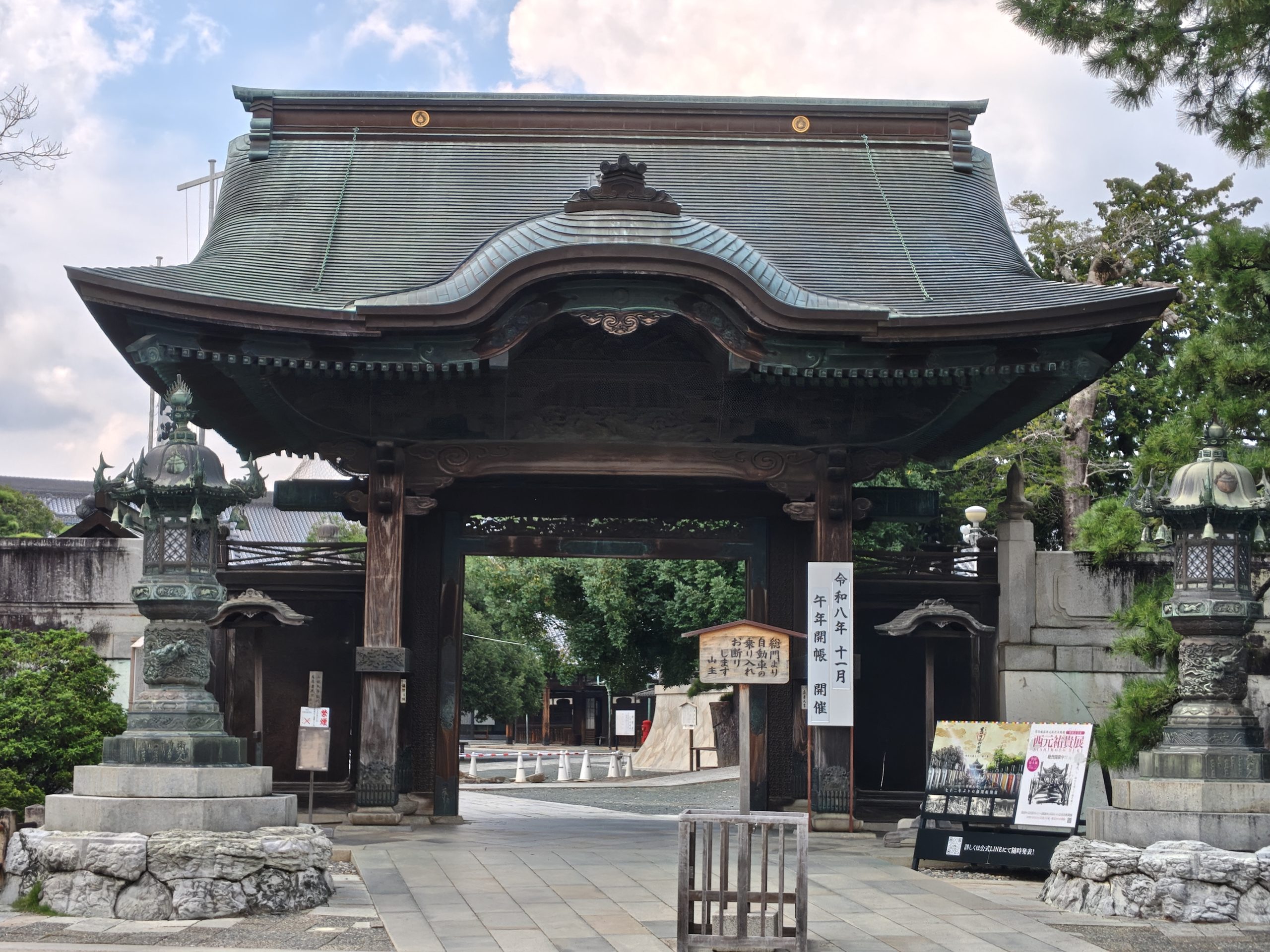 豊川稲荷の総門