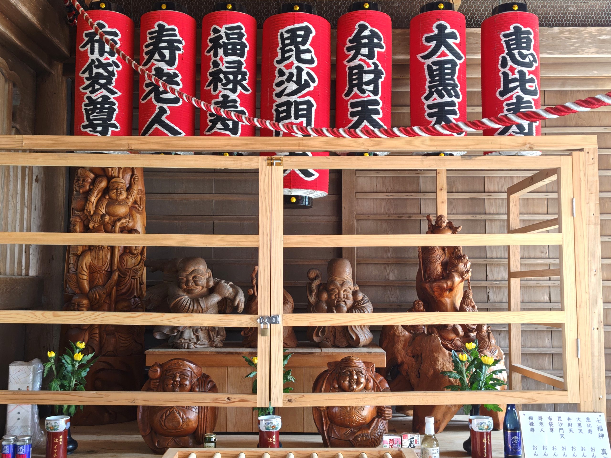 豊川稲荷・景雲門の七福神木彫像