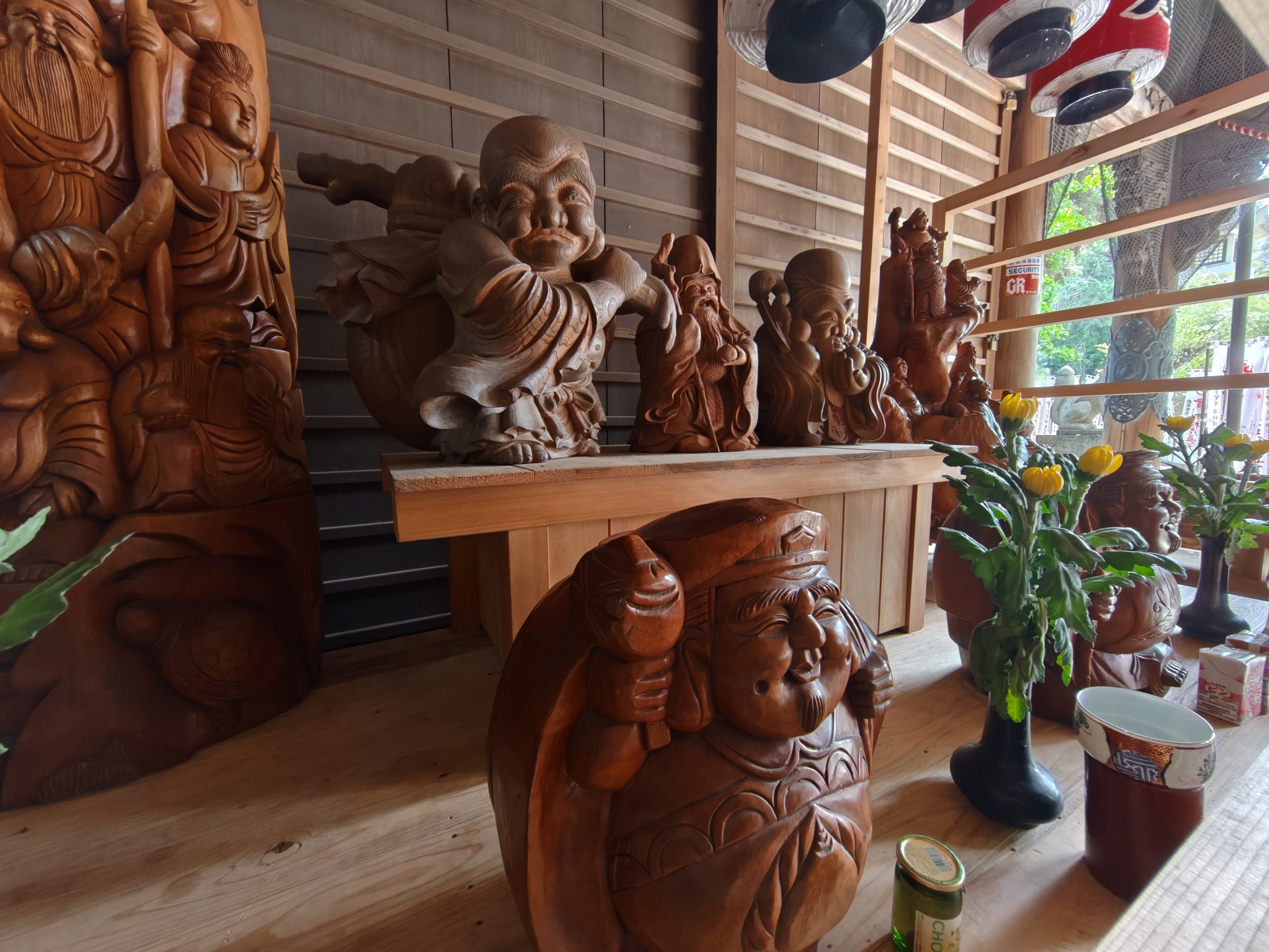 豊川稲荷・景雲門の個性豊かな七福神木彫像